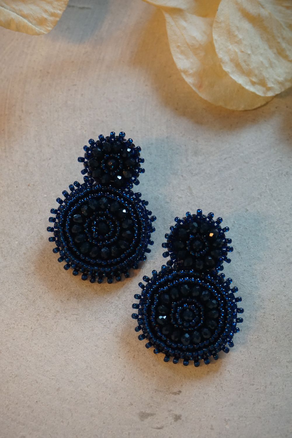 PAULIE POCKET Kleine Perlen Ohrring (dunkelblau)