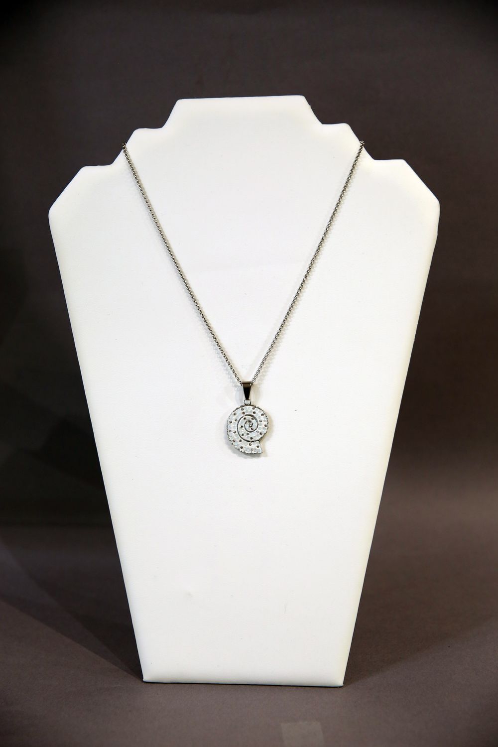 Pendentif escargot blanc