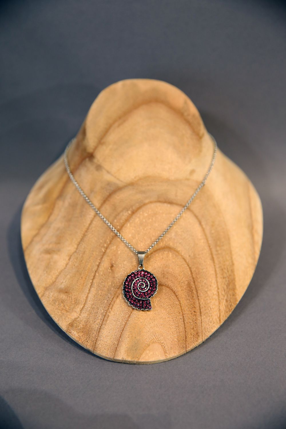 Pendentif escargot rose