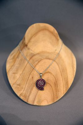 Pendentif escargot rose