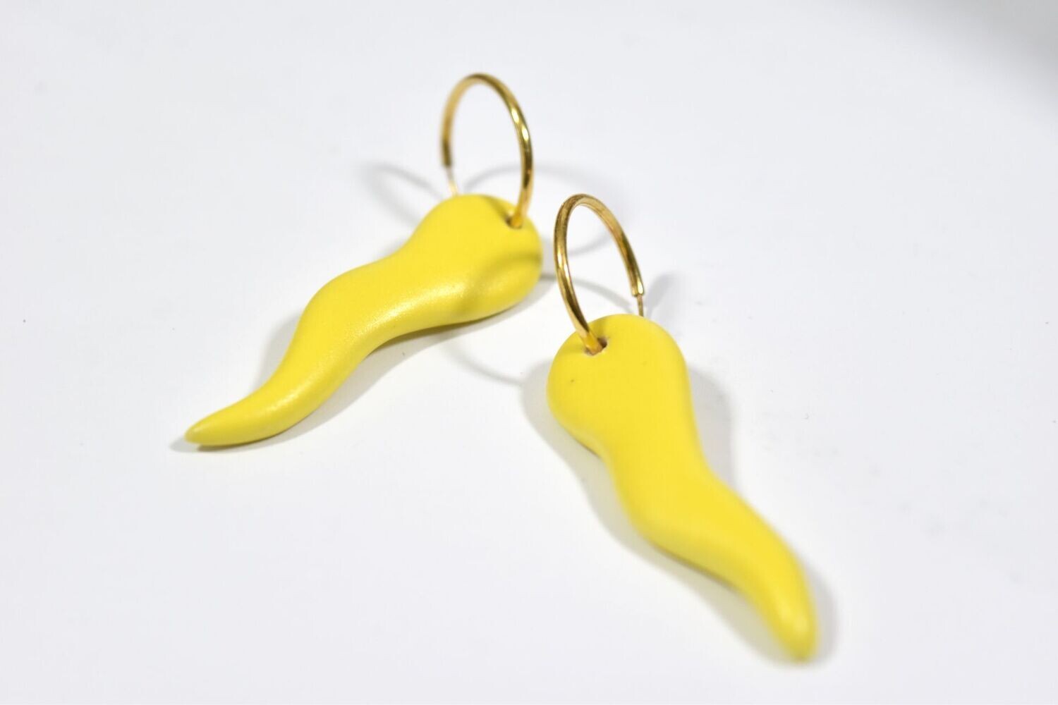 Boucles d'oreilles en céramique jaune mat