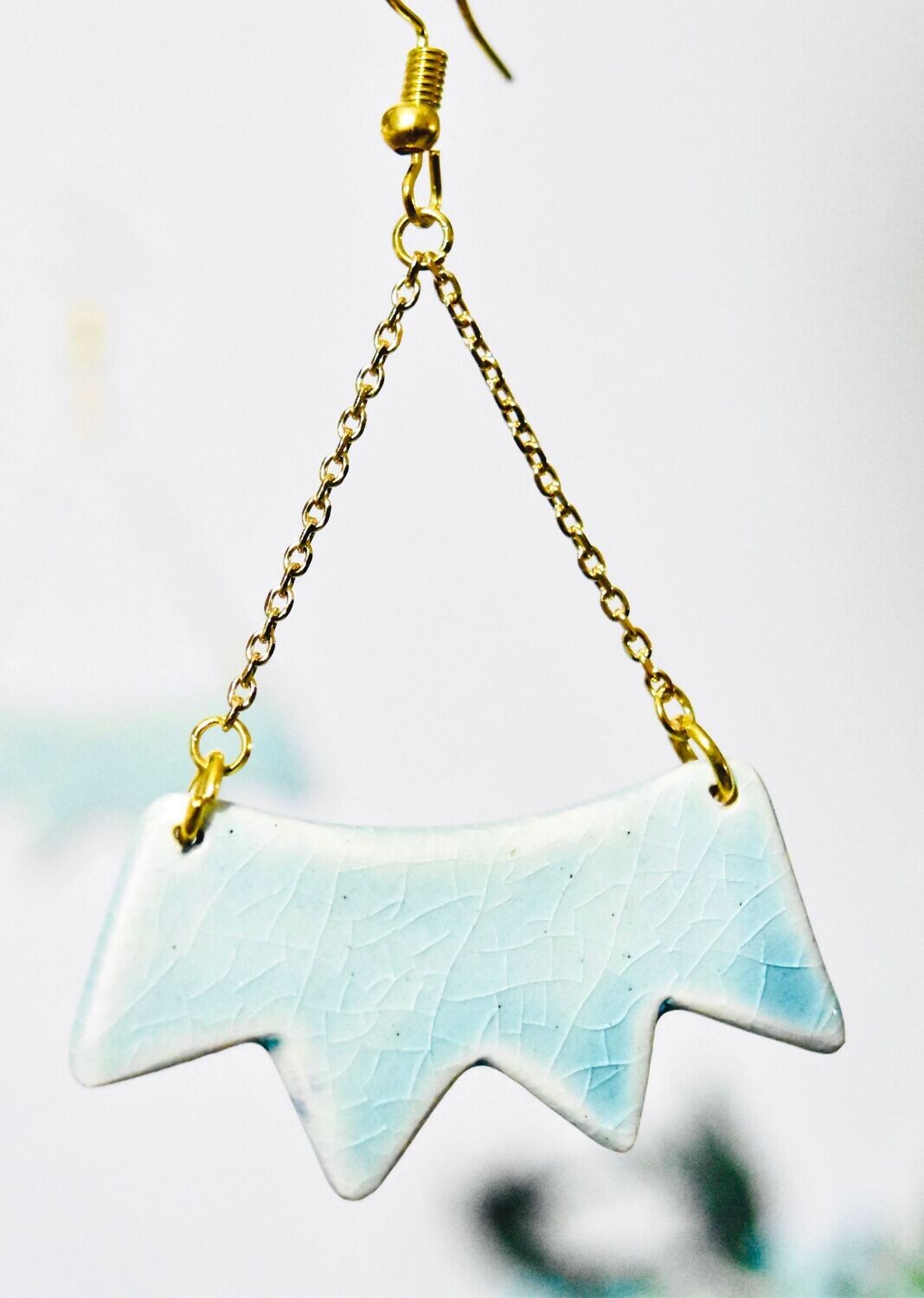 Boucles d'oreilles en céramique bleu clair effet craquelé