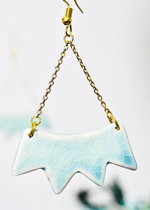 Boucles d'oreilles en céramique bleu clair effet craquelé