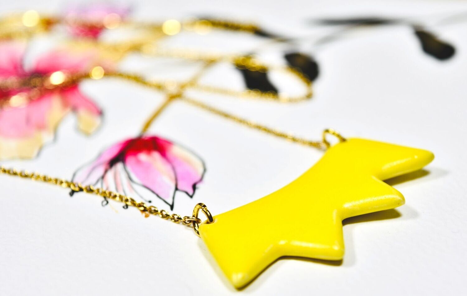 Collier en céramique jaune mat