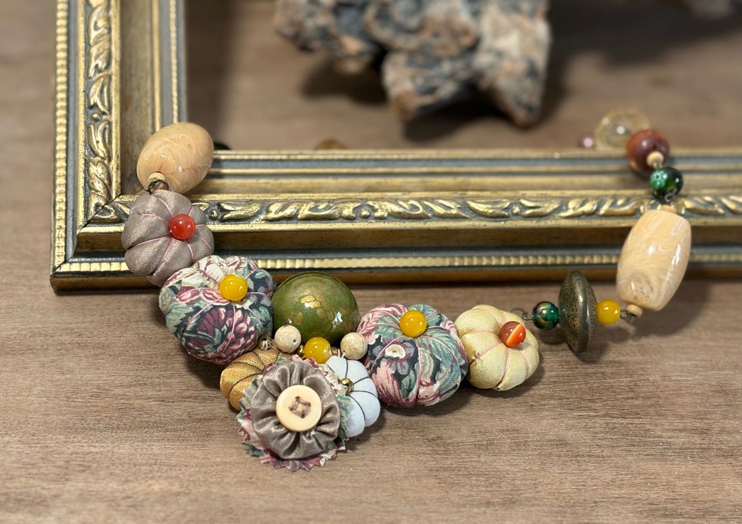 Collier en  tissus et perles