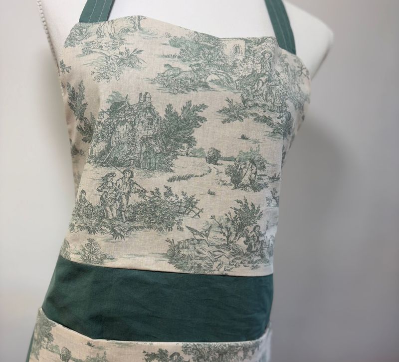 Tablier tissu motif toile de jouy vert