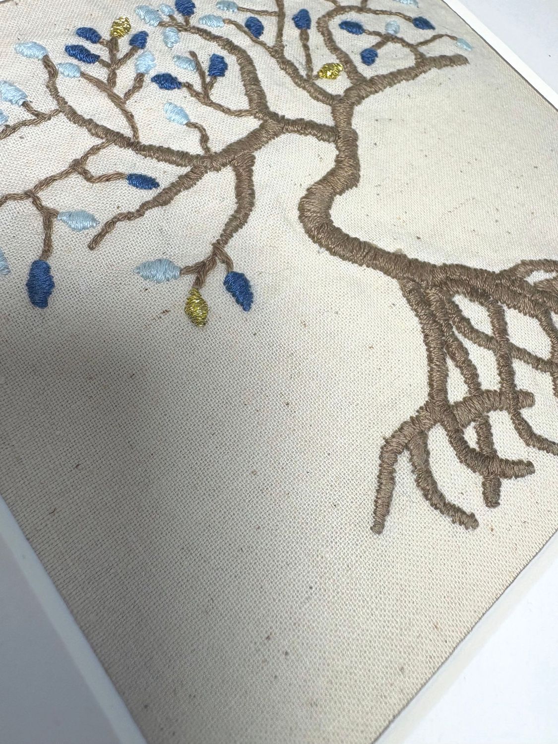 Tableau textile arbre de vie brodé à la main.
