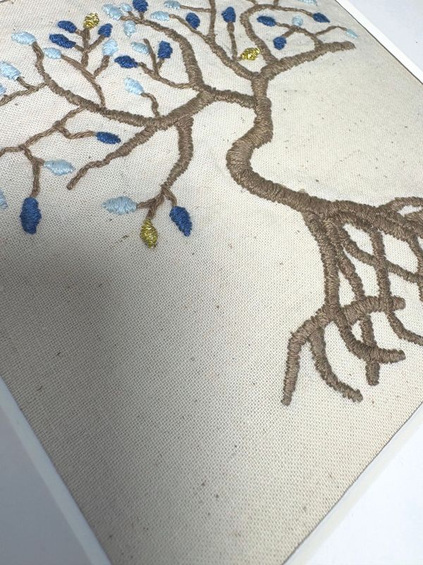 Tableau textile arbre de vie brodé à la main.