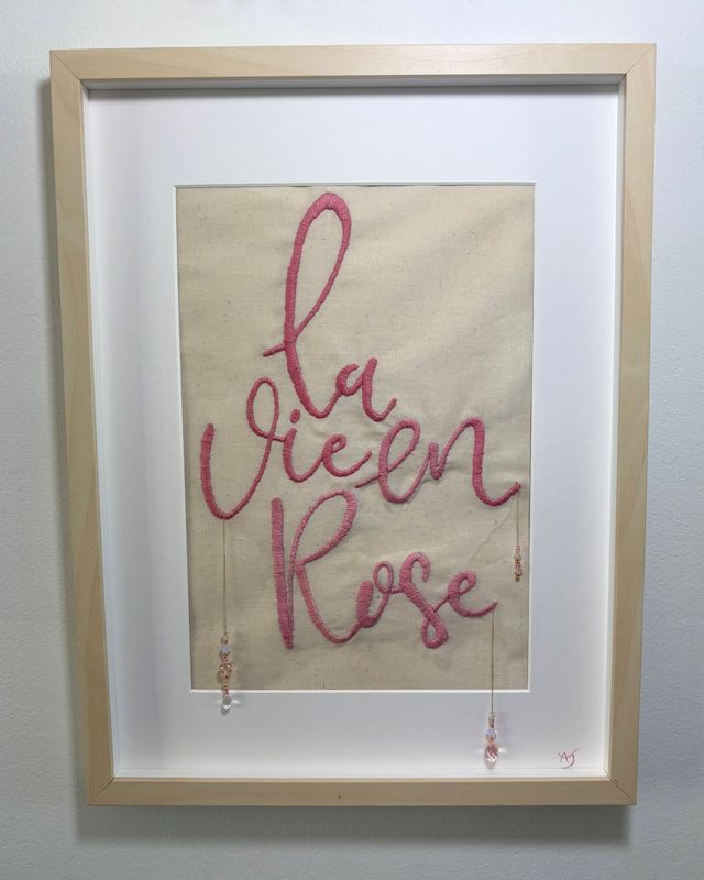 Tableau brodé "La Vie en Rose"