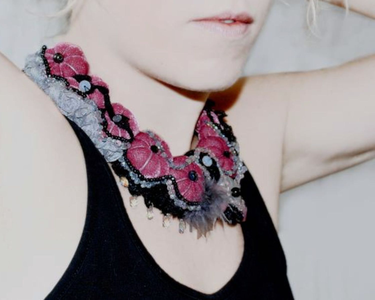 Collier en  velours dentelle et perles