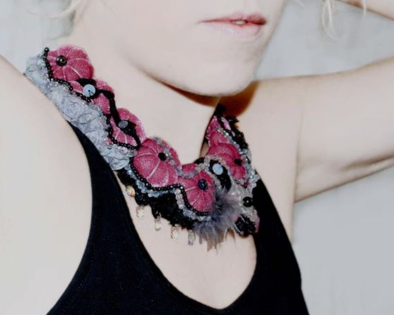 Collier en  velours dentelle et perles