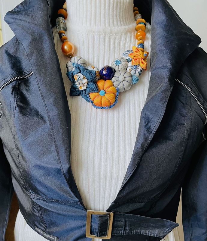 Collier en  tissus et perles