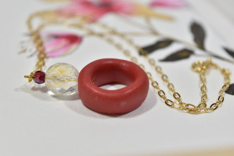 Collier ras de cou plaqué or et céramique