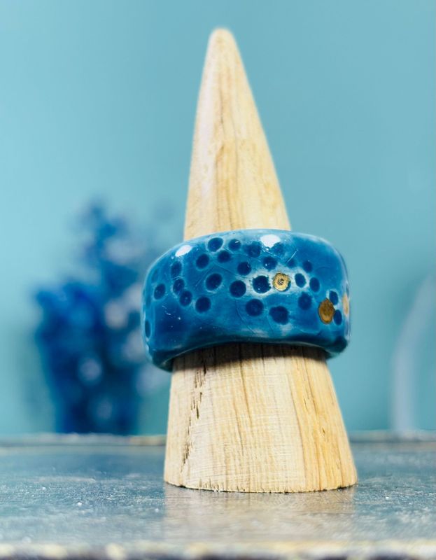 Bague en céramique bleu et or