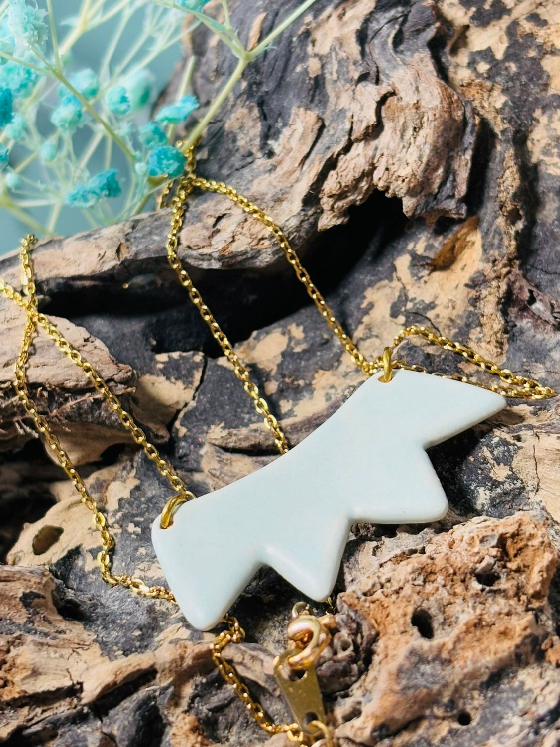 Collier en céramique bleu clair mat