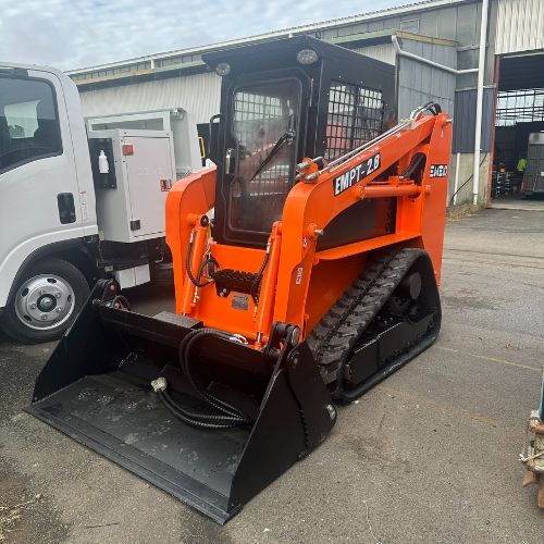 2.8 Tonne tracked skid steer loader - enclosed cab, joystick controls 4 in 1 Bucket & Air conditioned CAB.