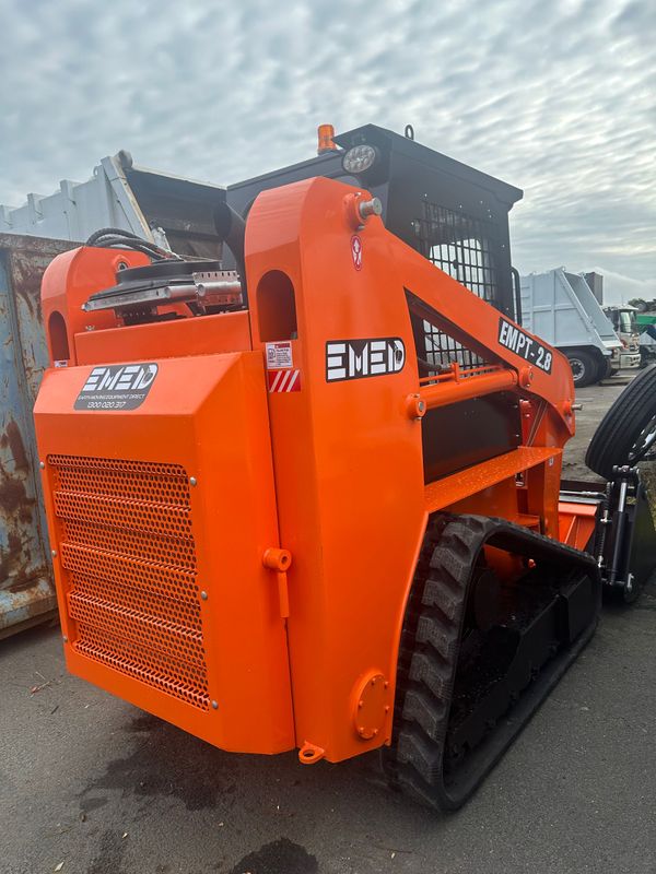 4.8 Tonne tracked skid steer loader with 4 in 1 bucket, air conditioning & heating.