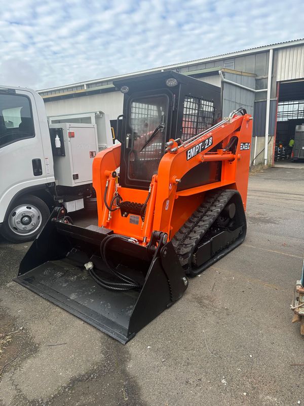 4.5 Tonne tracked skid steer loader - enclosed cab, joystick controls and air conditioning