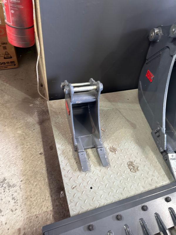 Trenching bucket 200mm – suits 0.5 to 1.4 tonne excavators