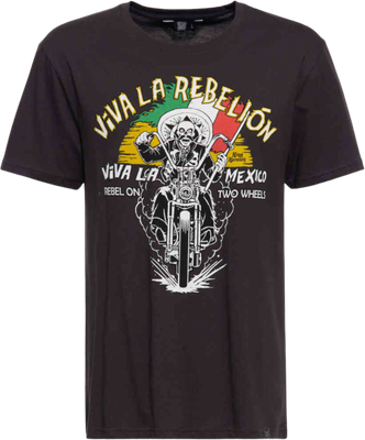 Vorderansicht schwarzes Viva La Rebelión Unisex-T-Shirt mit Skelett auf einem Chopper in mexikanischen Farben.