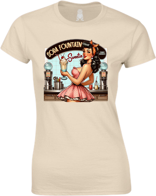 Vista frontal de la camiseta beige para mujer FUNKY MONKEY® Soda Fountain con diseño retro de pin-up con batido