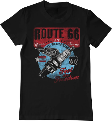 Vista frontal camiseta unisex negra Route 66® con diseño retro de bujía y lema Feel the Freedom