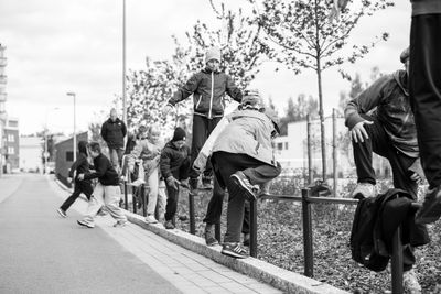 Parkour syysleirillä lapset ja nuoret tasapainoilevat Malmin parkour spotilla.