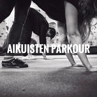 Aikuiset parkouraa Malmin Parkourkeskuksella syyskaudella 2025