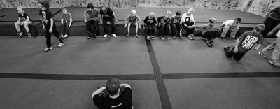 Parkour ohjaaja opettaa Parkourkeskuksen parkour kokeilutunnilla lapsia ja aikuisia.