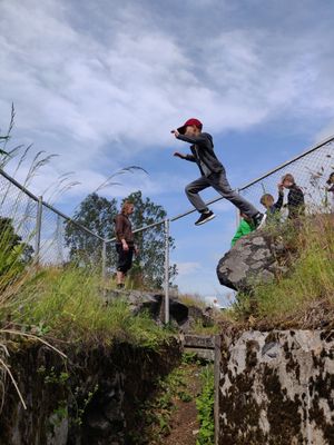 Poika harrastaa parkouria kallioilla. Miksi monipuolinen liikkuminen on tärkeää lapsen ja nuoren kehitykselle?