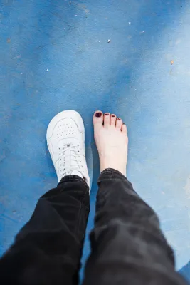 Nainen näyttää miten paljasjalkakengät ovat jalan luonnoliselle muodolle hyväksi ja mitä tulisi ottaa huomioon paljasjalkakeniä valitessa