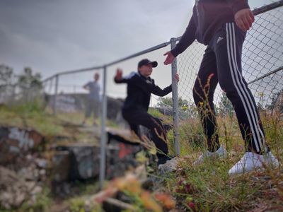Parkourkeskus parkour tunneilla lapset juoksevat kallioilla.