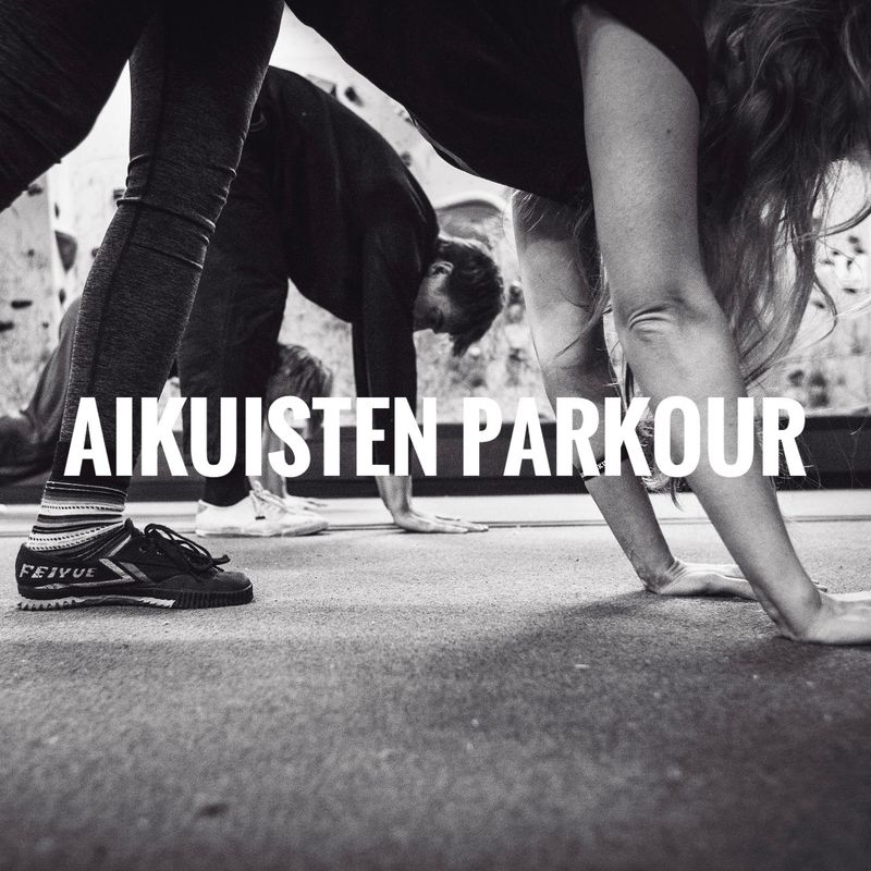 Aikuiset parkouraa Malmin Parkourkeskuksella syyskaudella 2025