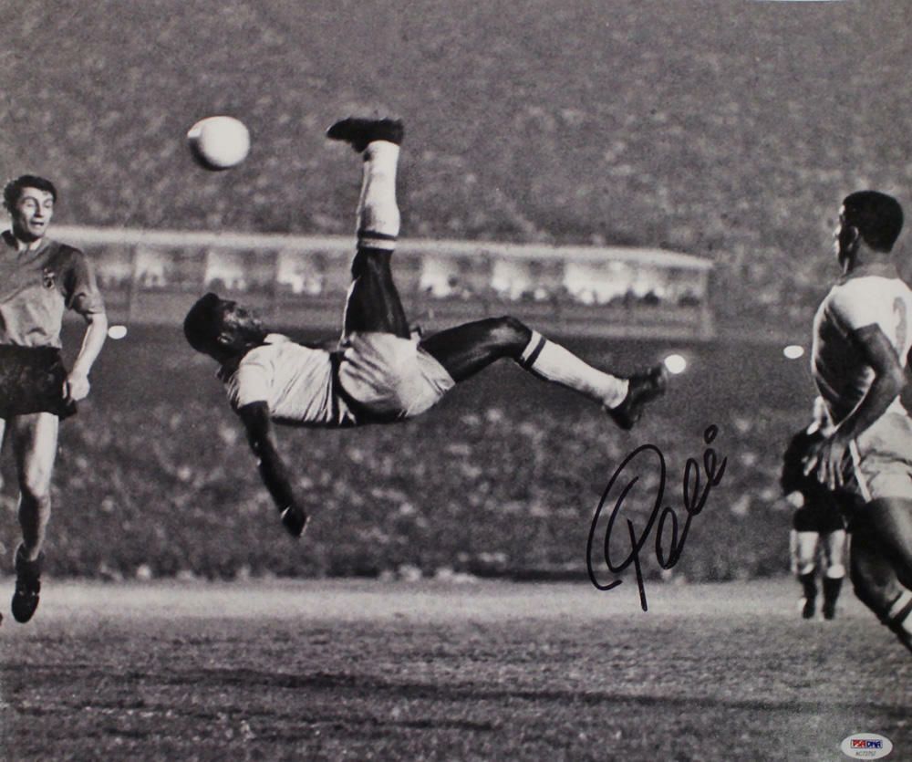 Pele Autographed Brazil 16x20 Photo PSA