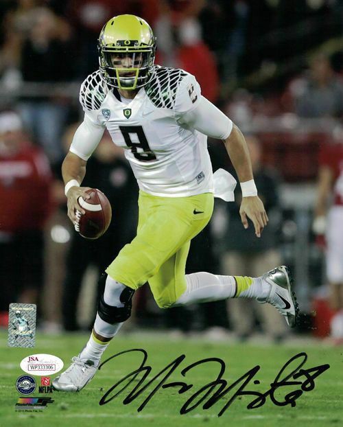 Marcus Mariota Autographed Oregon Ducks 8x10 Photo (White with Yellow Helmet) JSA