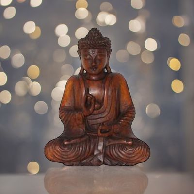 Boeddha, uit hout gesneden, met de hand gemaakt