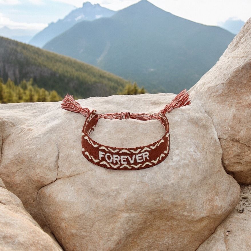 Leuke geweven armband met het woord &#39;forever&#39;.