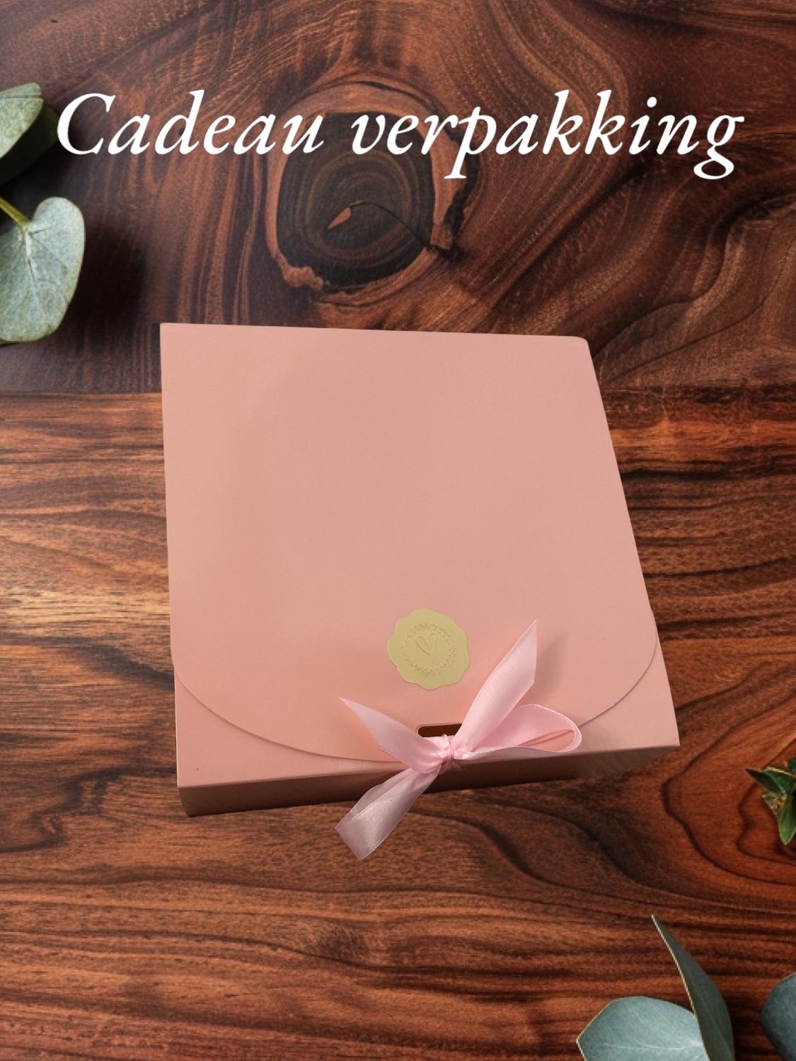 Mooie ruime roze Cadeau box met strik.