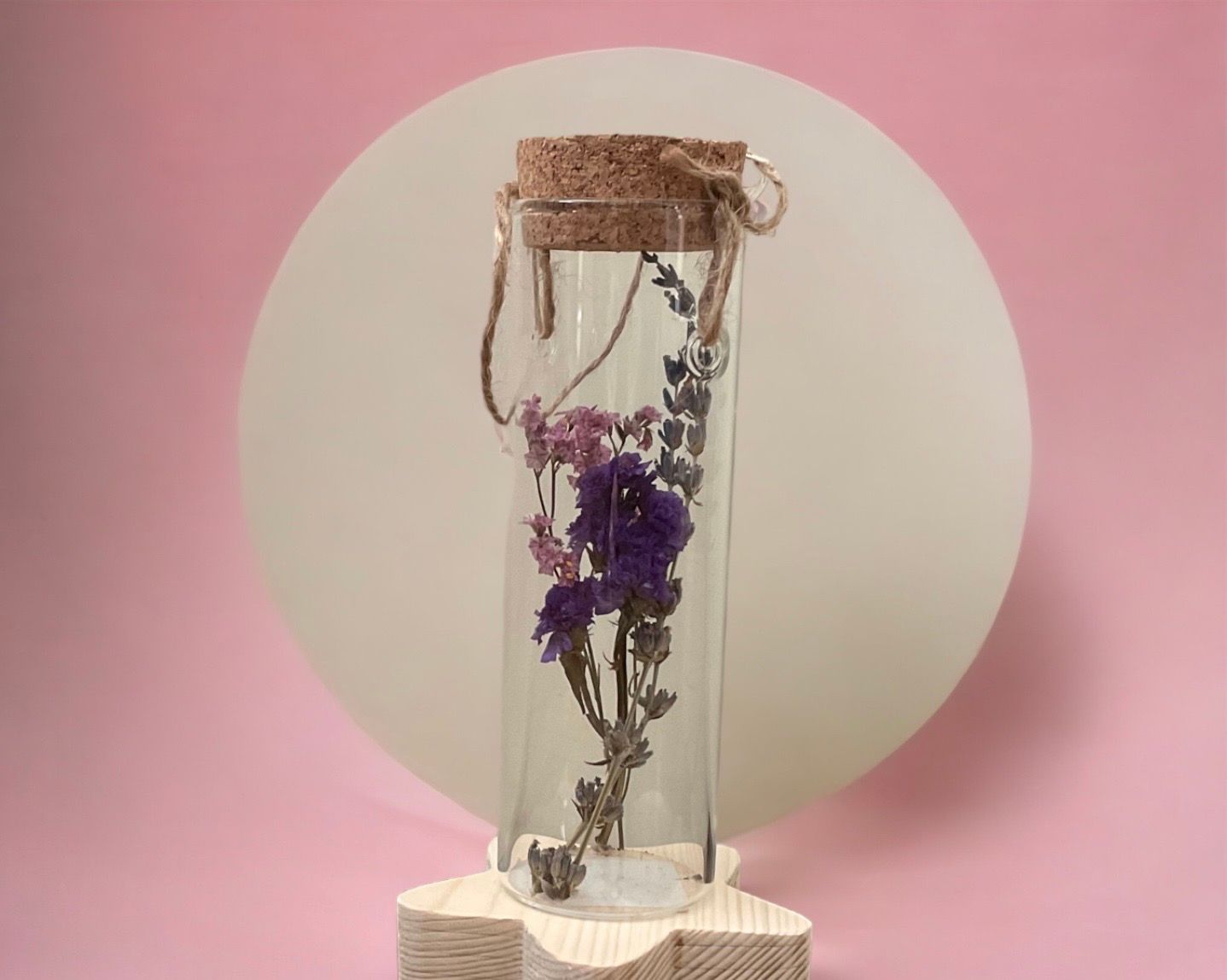 glazen tube met droogbloemetjes