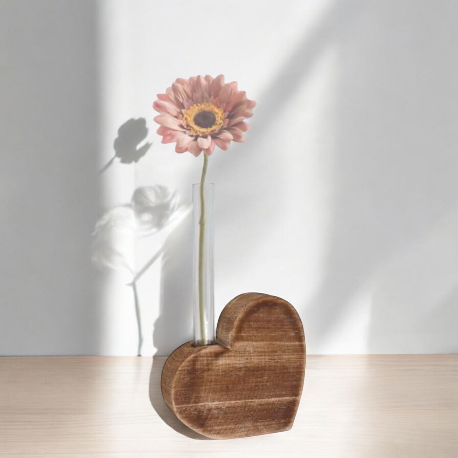 Houten hart met vaasje voor bloemetje, troostkado