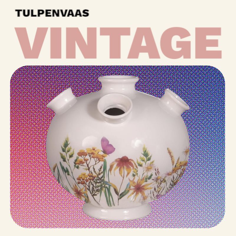 Vintage tulpenvaas met veldbloemen decor op witte ondergrond
