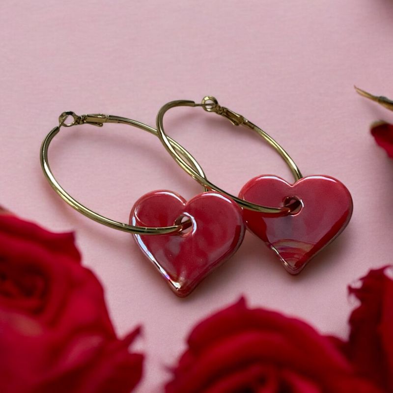 Oorbellen RVS met een keramiek hart, 2 maten oorringen, 1 maat hart, diverse kleuren, Dit is kleur Warm rood.