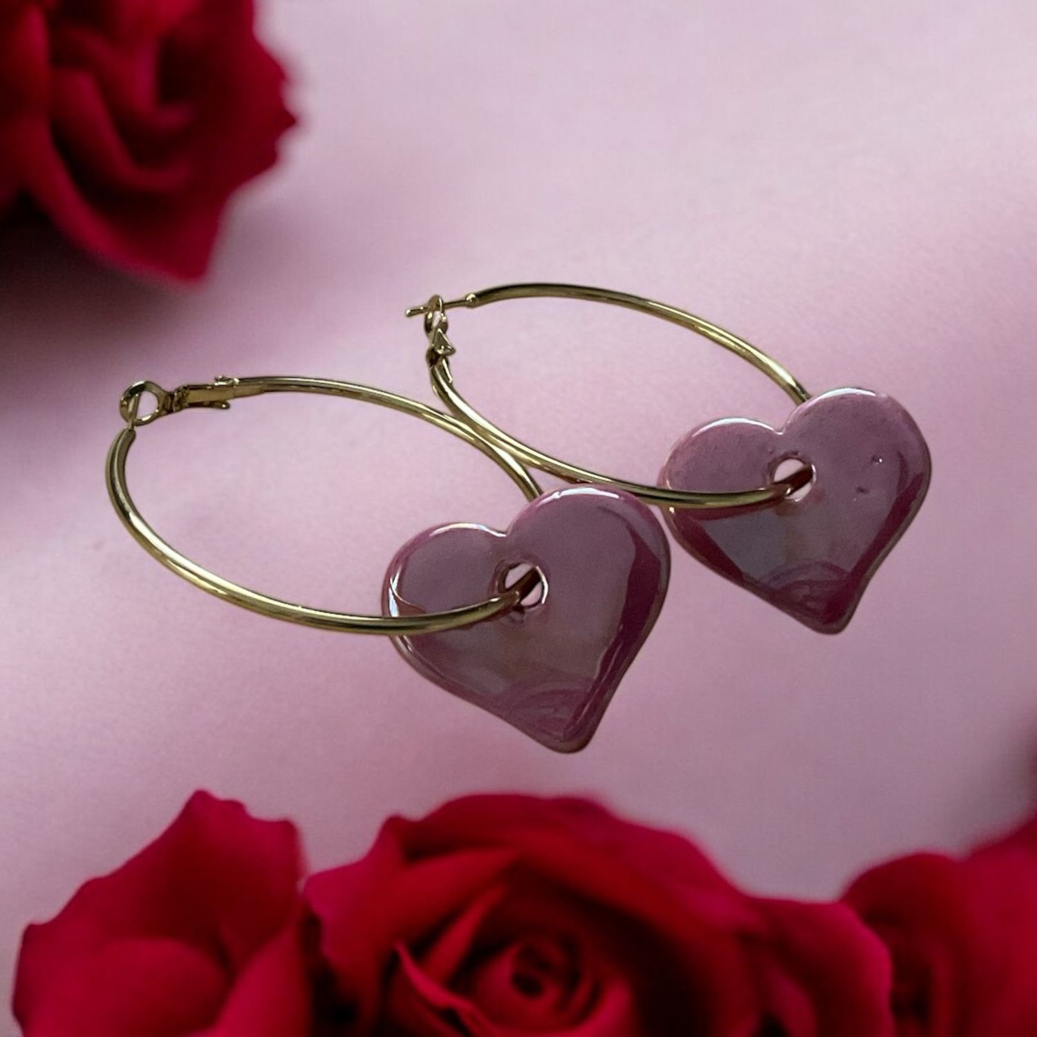 Oorbellen RVS met een keramiek hart, in diverse kleuren, diverse maten oorbel. Dit is kleur Fuchsia