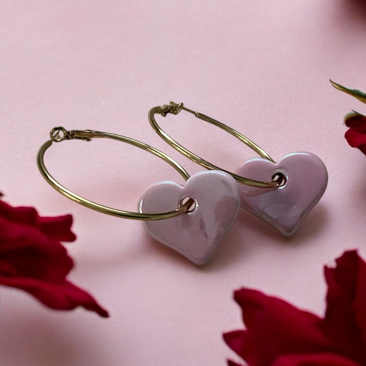 Oorbellen RVS met een keramieken hart, diverse kleuren, diverse maten, dit is kleur Roze.