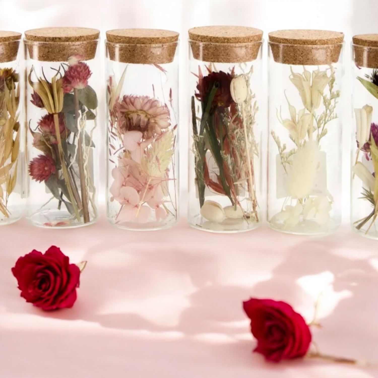 Droogbloemen in glazen fles met kurk