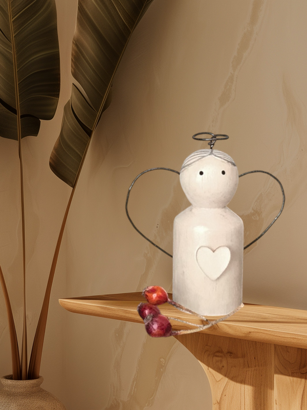 Kleine houten engel met hartje op borst
