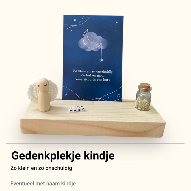 Houten gedenkplekje voor kindje, zo lief en zo onschuldig