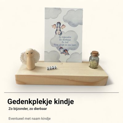 Houten gedenkplekje voor kindje. Zo bijzonder, zo dierbaar