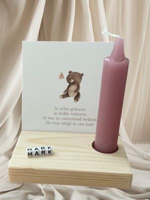 Houten gedenkplekje voor kindje, in stilte gboren in liefde verloren
