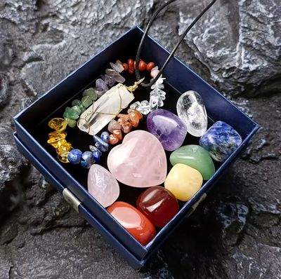 cadeau boxje met edelstenen en sieraden van edelsteen